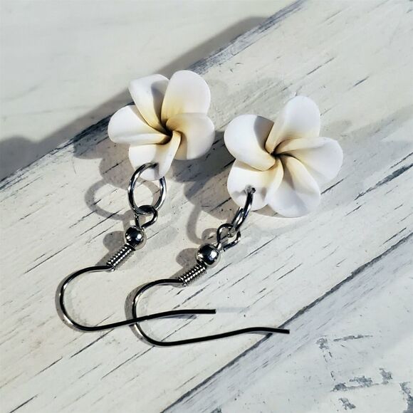 Hand Crafted Fimo Polymer Clay White Hawaiian Plumeria Flower Bead Earrings - Picture 2 of 5